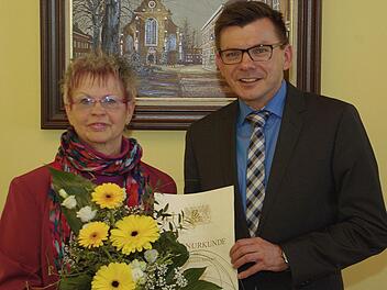 Angelika Stahl, die "gute Seele" des Rathauschefs, feierte bei der Stadt Hammelburg ihr 40. Dienstjubiläum. Bürgermeister Armin Warmuth überreichte die Ehrenurkunde. Foto: Winfried Ehling