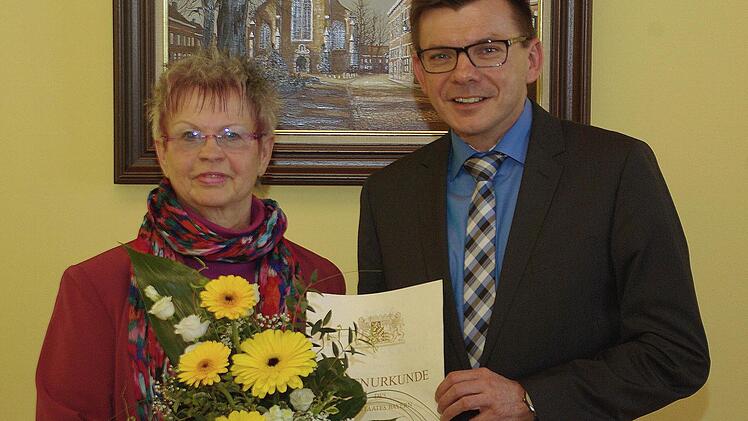 Angelika Stahl, die "gute Seele" des Rathauschefs, feierte bei der Stadt Hammelburg ihr 40. Dienstjubiläum. Bürgermeister Armin Warmuth überreichte die Ehrenurkunde. Foto: Winfried Ehling