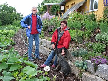 Irmgard Karl-Zürl und ihr Mann Friedrich haben ihren Garten gemeinsam gestaltet. Foto: Evi Seeger