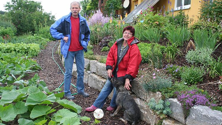 Irmgard Karl-Zürl und ihr Mann Friedrich haben ihren Garten gemeinsam gestaltet. Foto: Evi Seeger