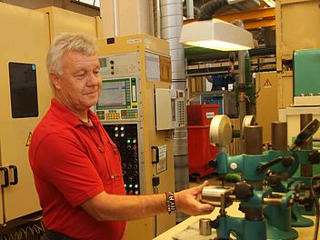 Reimund Strätz, seit 30 Jahren Mitarbeiter im Unternehmen, bei seiner Arbeit. Fotos: Günther Geiling