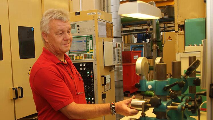 Reimund Strätz, seit 30 Jahren Mitarbeiter im Unternehmen, bei seiner Arbeit. Fotos: Günther Geiling