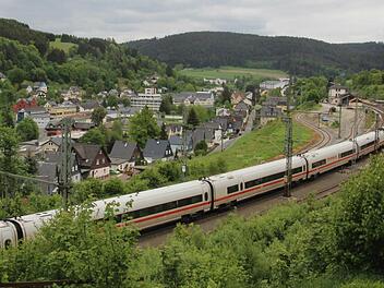 Der ICE durchquert den Ludwigsstädter Bahnhof künftig nicht mehr. Dafür soll dort ein Intercity-Halt eingerichtet werden.  Foto: Archiv