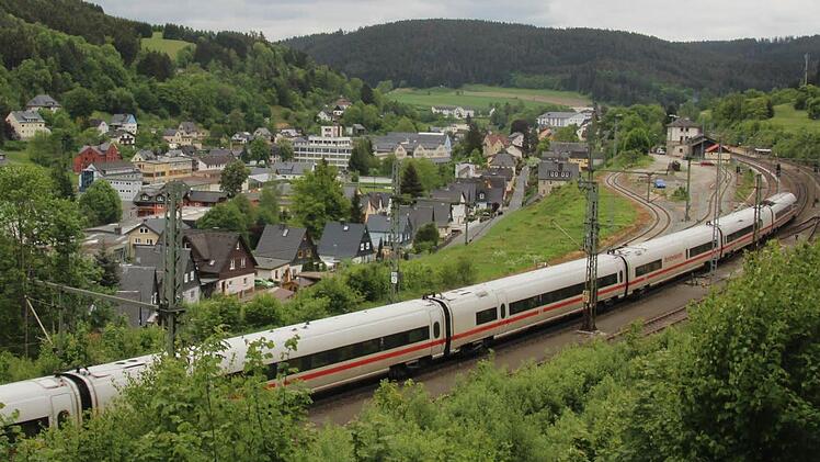 Der ICE durchquert den Ludwigsstädter Bahnhof künftig nicht mehr. Dafür soll dort ein Intercity-Halt eingerichtet werden.  Foto: Archiv