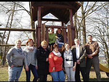 Setzen sich für den FFV und ihr Dorf ein (oben): Martina Jäger (Vorsitzende), Ramona Zeier (Kassiererin); unten: Franziska Brust (stellvertretende Vorsitzende), Ramona Burger (2. Beisitzerin), Gertraude Hummel (seit 25 Jahren Mitglied), Susanne Reißer (1. Beisitzerin), Julia Metz (Schriftführerin), Manfred Kaiser (seit 25 Jahren Mitglied), Arnold Brust (weiterer stellvertretender Vorsitzender).  Foto: Stephanie Elm
