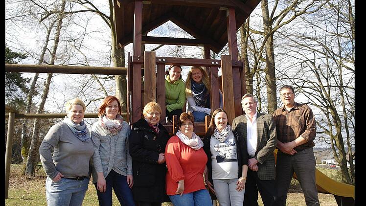 Setzen sich für den FFV und ihr Dorf ein (oben): Martina Jäger (Vorsitzende), Ramona Zeier (Kassiererin); unten: Franziska Brust (stellvertretende Vorsitzende), Ramona Burger (2. Beisitzerin), Gertraude Hummel (seit 25 Jahren Mitglied), Susanne Reißer (1. Beisitzerin), Julia Metz (Schriftführerin), Manfred Kaiser (seit 25 Jahren Mitglied), Arnold Brust (weiterer stellvertretender Vorsitzender).  Foto: Stephanie Elm