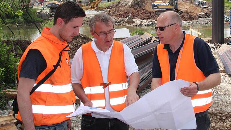 Florian Leibgeber, Klaus Schneider und Franz Schmaußer (von links, alle vom Staatlichen Bauamt Nürnberg) besprechen auf der Baustelle die Pläne für die Fundamente der Brückenpfeiler.  Foto: Andreas Dorsch