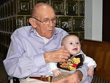 Geburtstagskind Horst Gabler (90) mit seinem jüngsten Urenkel Fabio (5 Monate).  Foto: Sigismund v. Dobschütz