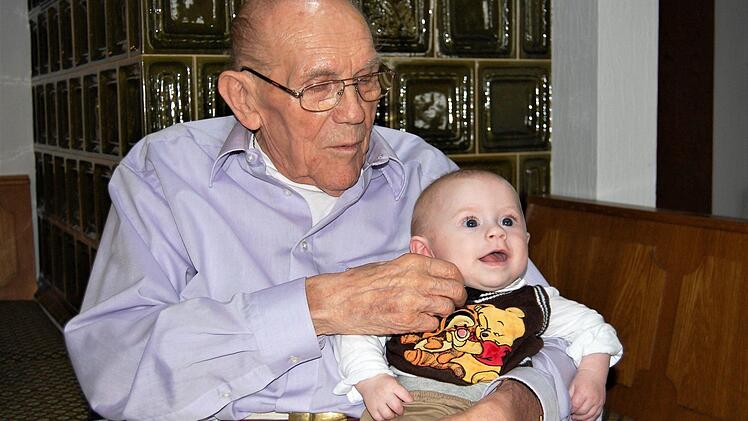 Geburtstagskind Horst Gabler (90) mit seinem jüngsten Urenkel Fabio (5 Monate).  Foto: Sigismund v. Dobschütz