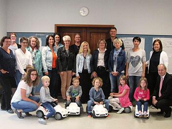 Freude herrschte im Kindergarten St. Josef über die Bobby-Cars, die alle Kindergärten im Altlandkreis erhalten. Vorsitzende der Raiffeisenbank Hammelburg, Roland Knoll (rechts) übergab die ersten an die Kindergartenleiterin von St. Josef, Michaela Schubert (links).  Foto: W. Ehling