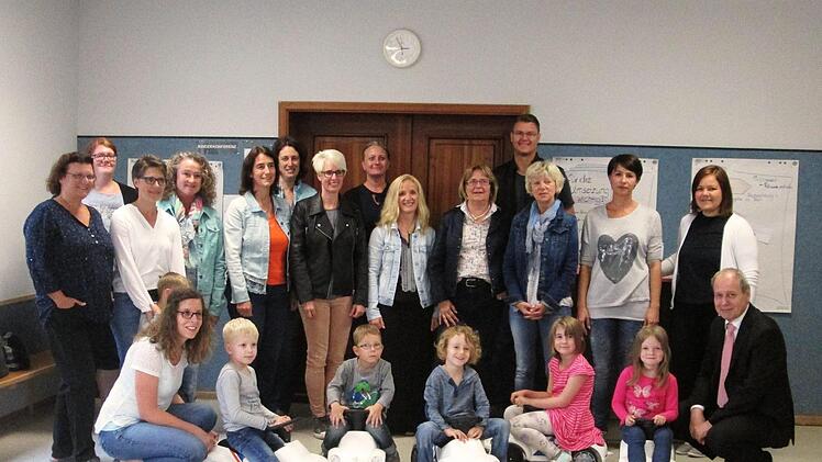 Freude herrschte im Kindergarten St. Josef über die Bobby-Cars, die alle Kindergärten im Altlandkreis erhalten. Vorsitzende der Raiffeisenbank Hammelburg, Roland Knoll (rechts) übergab die ersten an die Kindergartenleiterin von St. Josef, Michaela Schubert (links).  Foto: W. Ehling