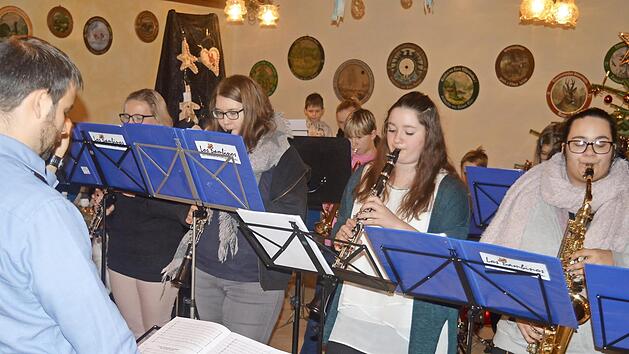 Der Nachwuchs der N&uuml;dlinger Musikanten, "Los Bambinos", spielt adventliche Lieder. Dirigent ist Christian Metz.  Foto: Arthur Stollberger