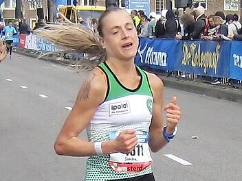 Sandra Haderlein vom SC Kemmern absolvierte den Amsterdam Marathon in der Top-Zeit von 2:50:12 Stunden.  Fotos: Jochen Brosig