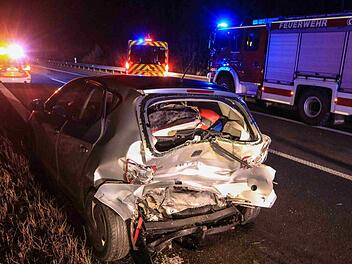 Auf der A73 bei Strullendorf (Landkreis Bamberg) hat sich am Mittwochabend ein schwerer Unfall ereignet, bei dem ein Fahrer ungebremst auf ein anderes Auto auffuhr. Foto: NEWS5 /Merzbach