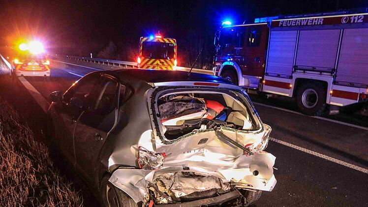 Auf der A73 bei Strullendorf (Landkreis Bamberg) hat sich am Mittwochabend ein schwerer Unfall ereignet, bei dem ein Fahrer ungebremst auf ein anderes Auto auffuhr. Foto: NEWS5 /Merzbach