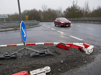 Immer wieder wird die Verkehrsinsel an der Einmündung der Freiherr-von-Lutz-Straße auf den neuen Schindberg beschädigt. Mutwillig oder nicht, ist unbekannt.Heike Beudert