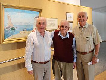 Horst Kreutz (rechts) freute sich, dass Hans Haus (Mitte) einen Ausschnitt aus seinem künstlerischen Schaffen in der Kleinen Galerie zeigt. Sohn Reinhard Haus stand beratend zur Seite. : Heike Beudert