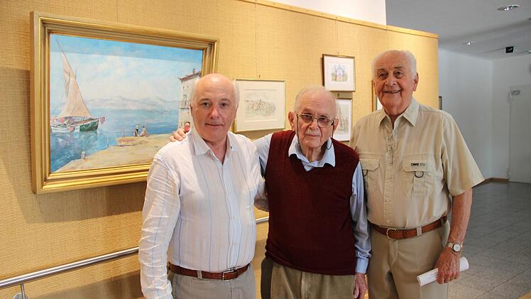 Horst Kreutz (rechts) freute sich, dass Hans Haus (Mitte) einen Ausschnitt aus seinem künstlerischen Schaffen in der Kleinen Galerie zeigt. Sohn Reinhard Haus stand beratend zur Seite. : Heike Beudert