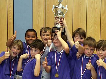 Nach dem Gewinn des Wanderpokals des FC Iphofen hat die U11-Mannschaft des SV Gaukönigshofen Grund zum Jubeln: Laura Gerst, Terrel Wegmann, Yannik Michl, Lukas Gerst, Nik Bermich, Jakob Düchs, Michael Kühn und Adrian Kempf. Foto: Thomas