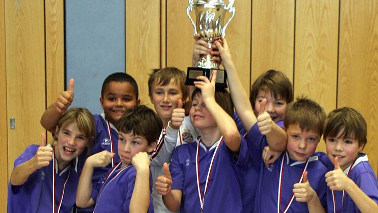 Nach dem Gewinn des Wanderpokals des FC Iphofen hat die U11-Mannschaft des SV Gaukönigshofen Grund zum Jubeln: Laura Gerst, Terrel Wegmann, Yannik Michl, Lukas Gerst, Nik Bermich, Jakob Düchs, Michael Kühn und Adrian Kempf. Foto: Thomas