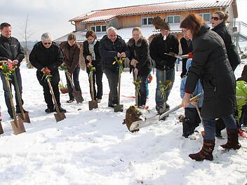 Am Freitag war Spatenstich für den Krippennaubau des Waldorfkindergartens. Foto: Jürgen Gärtner