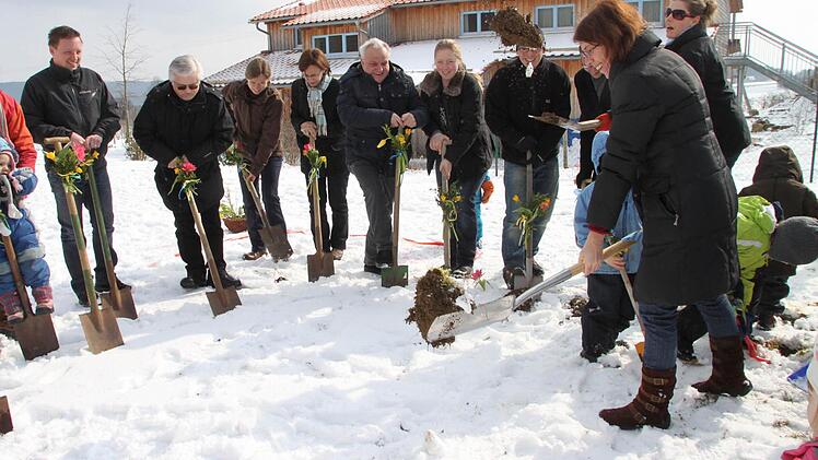 Am Freitag war Spatenstich für den Krippennaubau des Waldorfkindergartens. Foto: Jürgen Gärtner