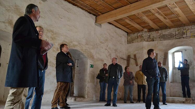 25 Besucher durften an der ersten Führung durch die Kemenate teilnehmen.