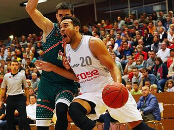 Elias Harris von den Brose Baskets lässt sich auf dem Weg zum Korb nicht stoppen. Foto: Daniel Löb
