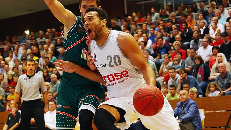 Elias Harris von den Brose Baskets lässt sich auf dem Weg zum Korb nicht stoppen. Foto: Daniel Löb