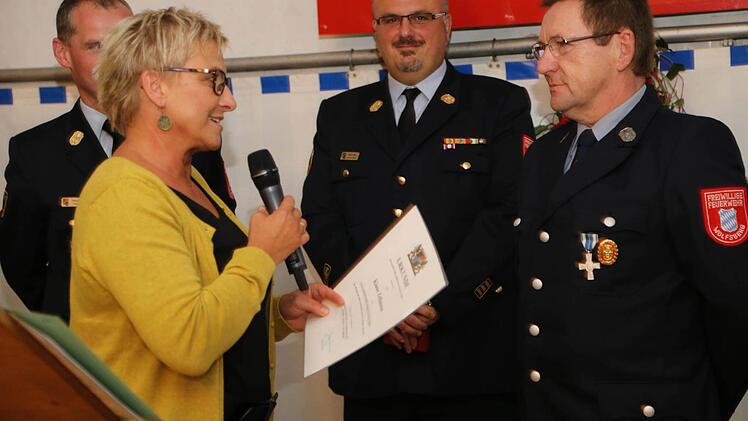 Geehrt für 40 Jahre aktiven Dienst: Klaus Zellmann (r.) Foto: Franz Galster