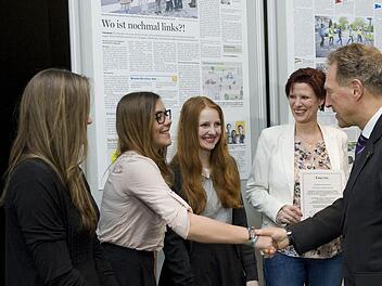 Norbert Barthle, parlamentarischer Staatssekretär beim Bundesminister für Verkehr und digitale Infrastruktur, gratuliert Pauline, ihren Mitschülerinnen und ihrer Lehrerin Daniela Schneider. Foto: Jürgen Gebhardt