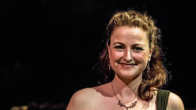 Stefanie Schmitt gestaltete einen Liederabend in der Coburger Reithalle.Foto: Jochen Berger