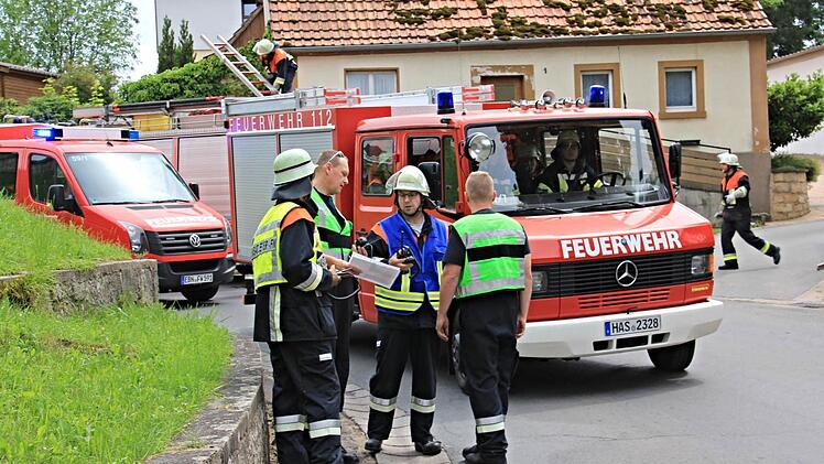 Einsatzleiter Thomas Lutsch (links) bespricht mit Kreisbrandinspektor Thomas Habermann (Zweiter von links) und anderen Feuerwehrleuten das Vorgehen am Brandobjekt. Foto: Helmut Will