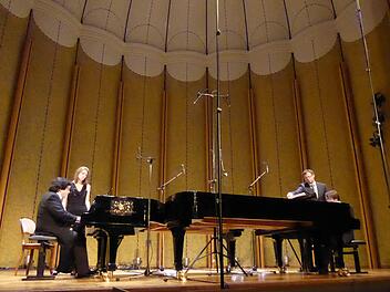 Das Podium im Rossini-Saal war ziemlich vollgestellt mit Flügeln, als der Kissinger Sommer zum Vituosenduo lud. Fotos: Ahnert