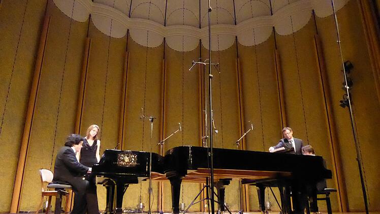 Das Podium im Rossini-Saal war ziemlich vollgestellt mit Flügeln, als der Kissinger Sommer zum Vituosenduo lud. Fotos: Ahnert