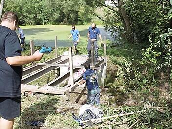 Mit Eichendielen aus dem Rauhenebracher Gemeindewald machte die Freiwillige Feuerwehr Koppenwind die Brücke wieder sicher.  Fotos: Rainer Scholz