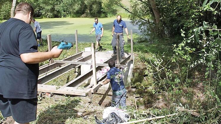 Mit Eichendielen aus dem Rauhenebracher Gemeindewald machte die Freiwillige Feuerwehr Koppenwind die Brücke wieder sicher.  Fotos: Rainer Scholz