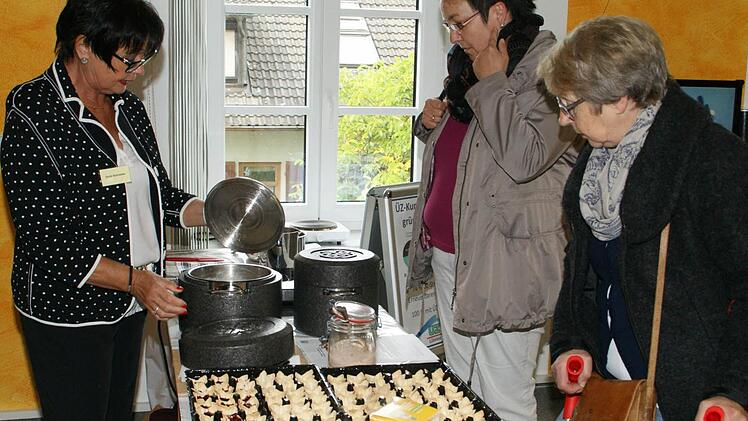 Um Energiesparen im Haushalt ging es bei Doris Schneider von der Unterfränkischen Überlandzentrale ÜZ. Neben Beleuchtungsmitteln und abschaltbaren Steckerleisten war ihr Schwerpunktthema das Kochen mit Induktion und so genannten Thermotöpfen".