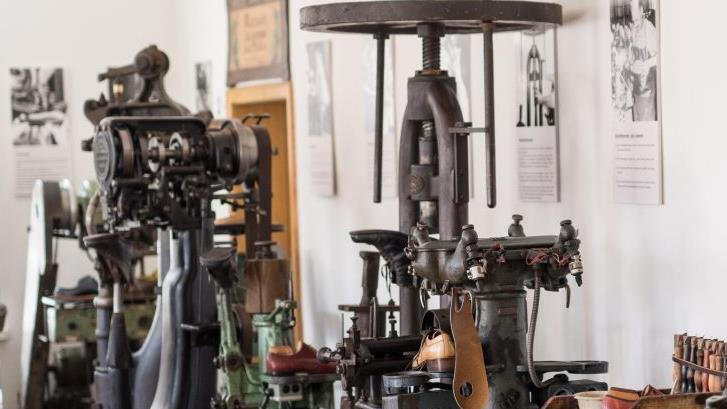 Einblicke in die Schuhfertigung gibt das Deutsche Schustermuseum in Burgkunstadt. Foto: Torben Eck/Stadt Burgkunstadt