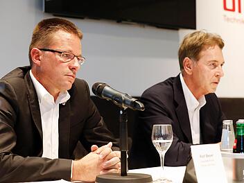 Nach seiner Entlassung als Geschäftsführer bei Brose Bamberg hat  Rolf Beyer (links) nun ein Statement bei Facebook veröffentlicht. Foto: Daniel Loeb