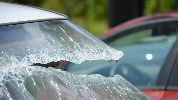 In Marktredwitz fuhr ein Mann mehrere Autos an und geriet schließlich in den Gegenverkehr. Als Unfallursache vermutet die Polizei einen Schwächeanfall. Symbolbild: blickpixel/pixabay