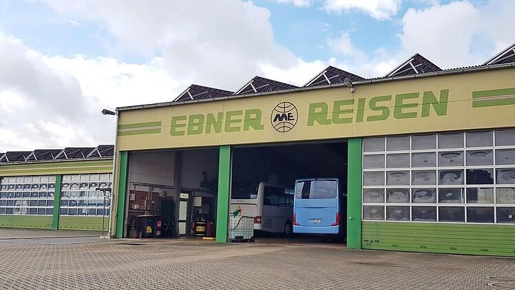 Heute stehen in den Werkshallen im Gewerbegebiet Sandhof noch sechs Linien- und Reisebusse.  Fotos: privat/Eckehard Kiesewetter