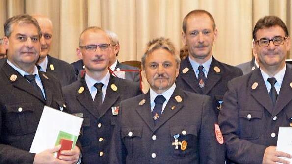 Ehrung f&uuml;r 40 Jahre im aktiven Dienst der Feuerwehr (v.&nbsp;l.): Ludwig Preusch, dahinter Stadtbrandinspektor J&uuml;rgen Mittermeier, Kreisbrandrat Oliver Flake, Wolfgang Eismann, Rainer Wohlh&ouml;fner und Roland Preusch