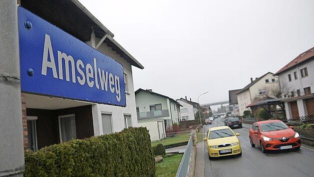 Ziemlich viele Autos stehen im schmalen Amselweg in Niederfüllbach. Deshalb überlegt man in der Gemeindeverwaltung, auf dem Gelände des ehemaligen Parkplatzes zusätzliche Parkmöglichkeiten zu schaffen - wenn sich bei einer Bedarfsabfrage eine Notwendigkeit dafür ergibt.