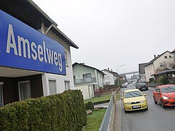 Ziemlich viele Autos stehen im schmalen Amselweg in Niederfüllbach. Deshalb überlegt man in der Gemeindeverwaltung, auf dem Gelände des ehemaligen Parkplatzes zusätzliche Parkmöglichkeiten zu schaffen - wenn sich bei einer Bedarfsabfrage eine Notwendigkeit dafür ergibt.