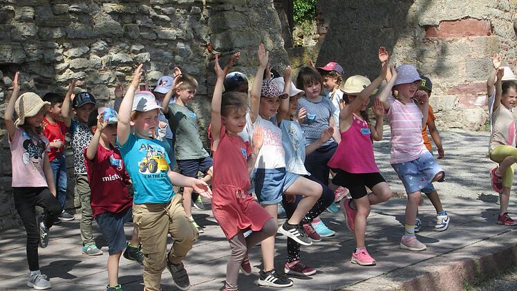 Tanzen und Singen in einer echten Burg war für Kindergarten-Kids etwas Besonderes. Foto: Winfried Ehling