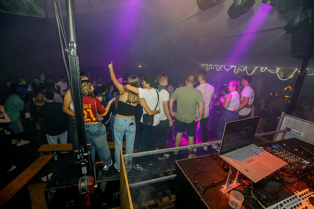 Partyzeltdorf mit 5 Areas!