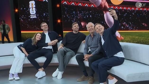 Gute Stimung, guter Auftakt: Beim ZDF starteten (von links) Katrin M&uuml;ller-Hohenstein, Per Mertesacker, Christoph Kramer, Christian Streich und Jochen Breyer gut gelaunt in die Fu&szlig;ball-WM.