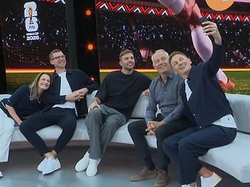 Gute Stimung, guter Auftakt: Beim ZDF starteten (von links) Katrin M&uuml;ller-Hohenstein, Per Mertesacker, Christoph Kramer, Christian Streich und Jochen Breyer gut gelaunt in die Fu&szlig;ball-WM.