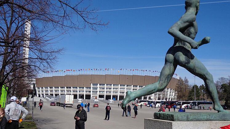 Sightseeing in Helsinki: Das Olympiastadion von 1952 mit der Statue des neunfachen finnischen Olympiasiegers Paavo Nurmi.
